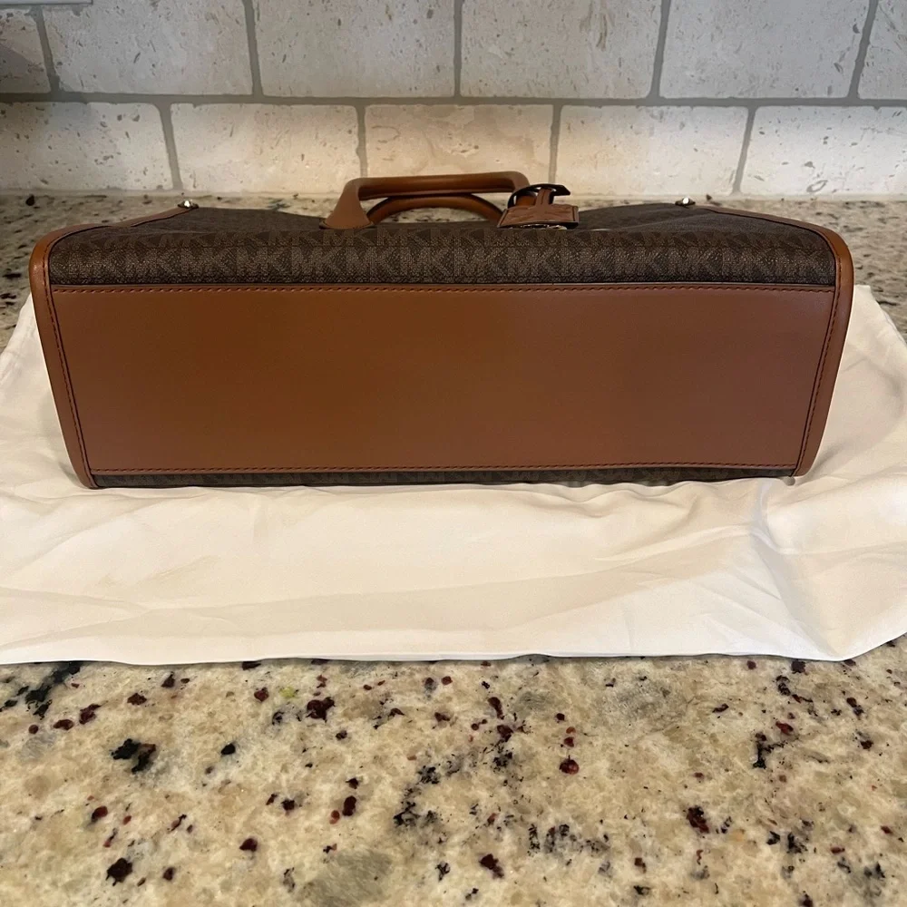 POST HOLIDAY SALE! 🔥MICHAEL KORS MIRELLA TOTE! - Picture 5 of 10